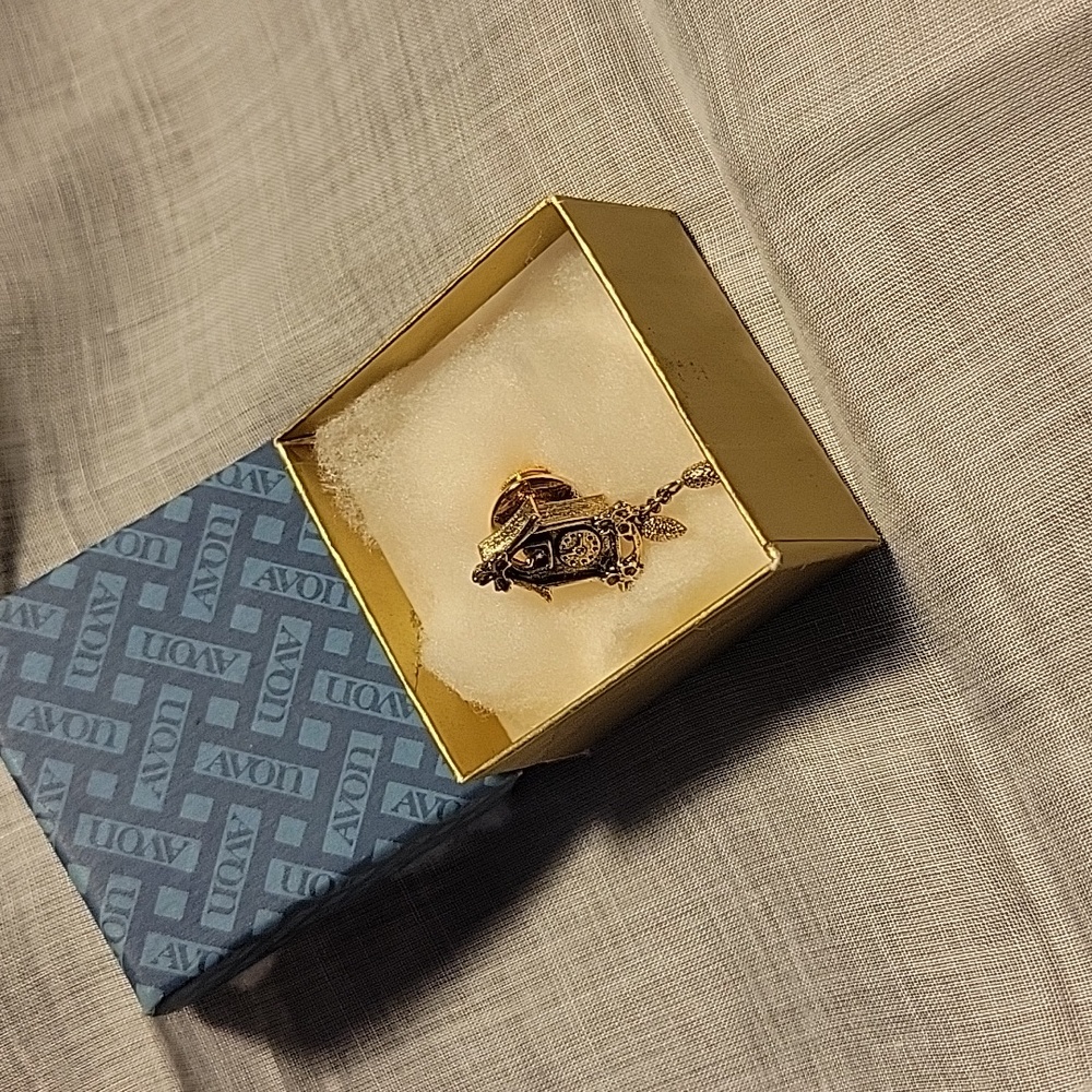 Vintage Avon Cute Cuckoo Pin - Picture 6 of 10